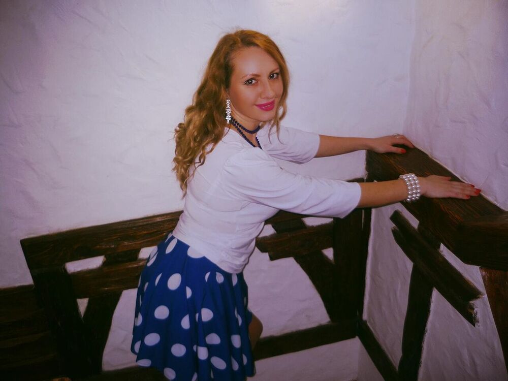  8542903  HolliBeriwer, 40 ,    -
