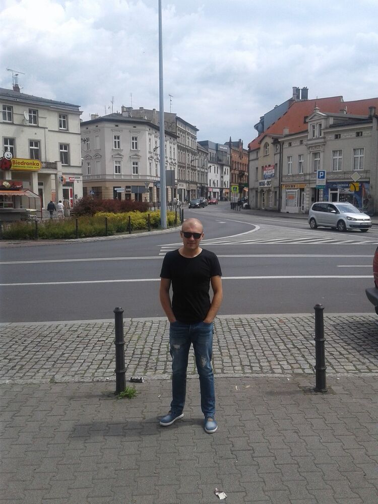  10516573  Pavel, 39 ,    