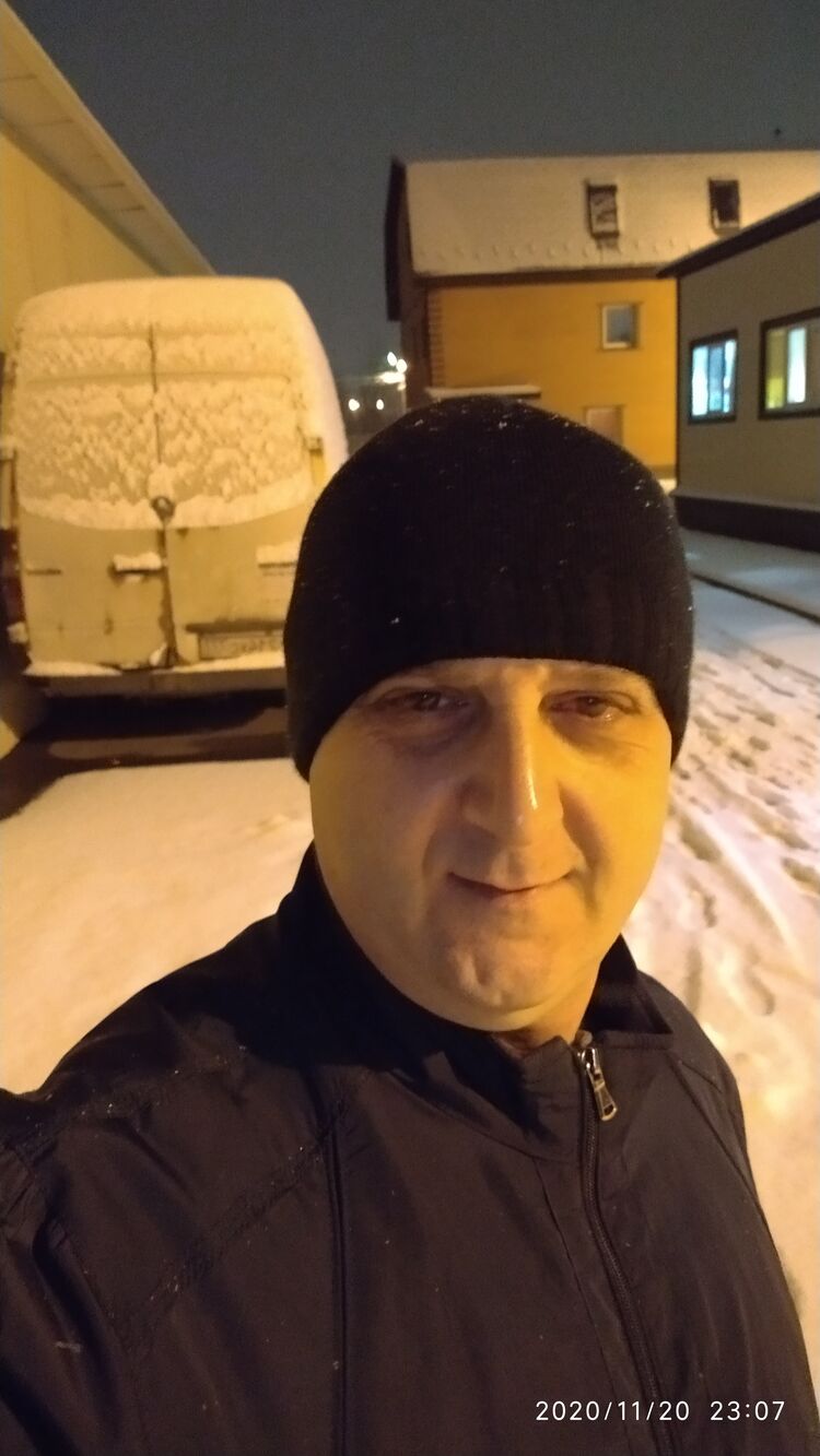  22734143  Artur, 47 ,    