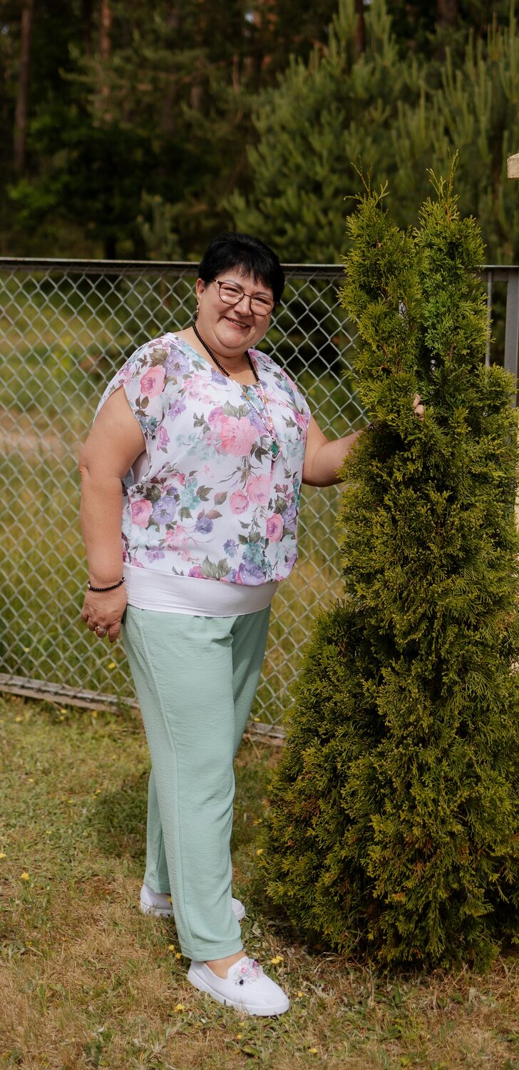  44131783  Elena, 60 ,    