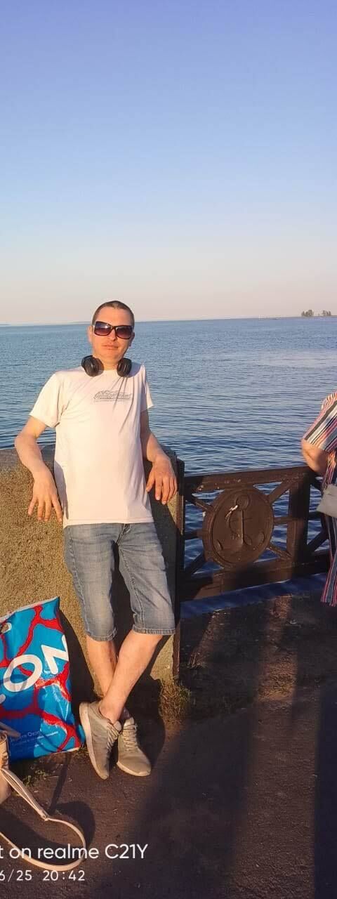  48937393  SLAVUSIK, 42 ,    