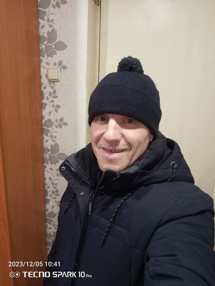  39979823  Vasil, 43 ,     