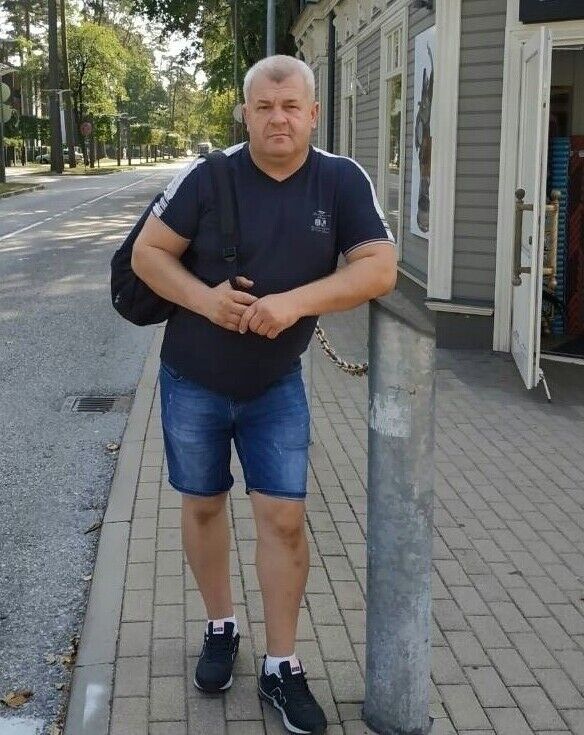  14285243  Viktor, 53 ,    