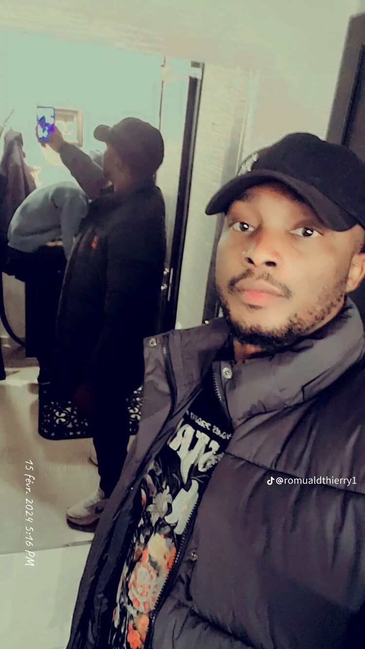  54368103  Romuald, 35 ,    