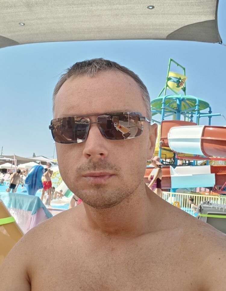  53106413  Andrei, 40 ,    