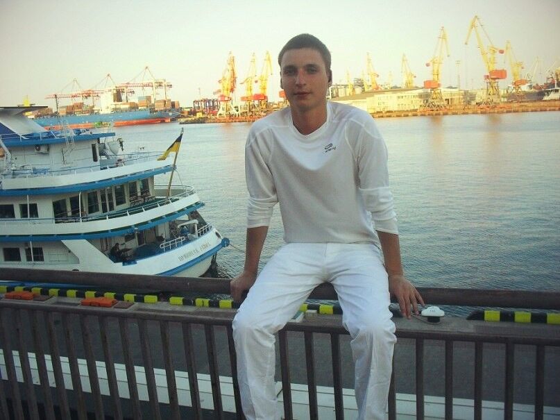  6920803  Artur, 33 ,    