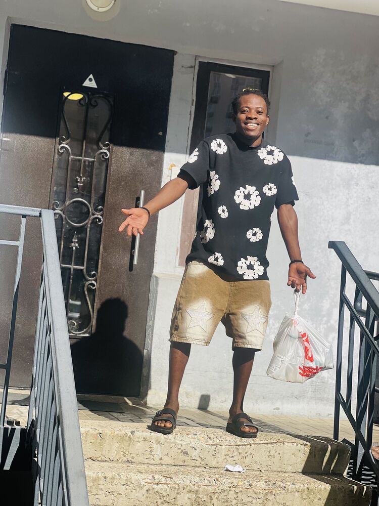  53482183  Assimiou, 25 ,    