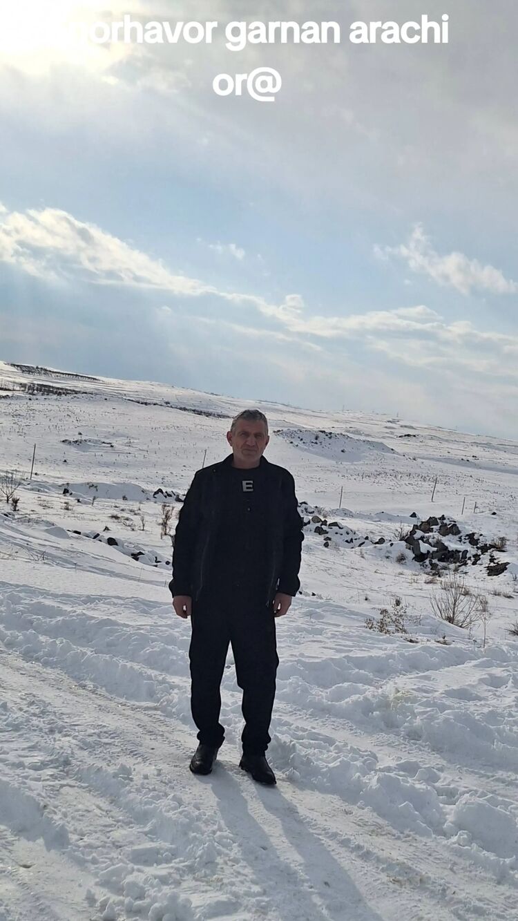  52994963  Artur, 56 ,    