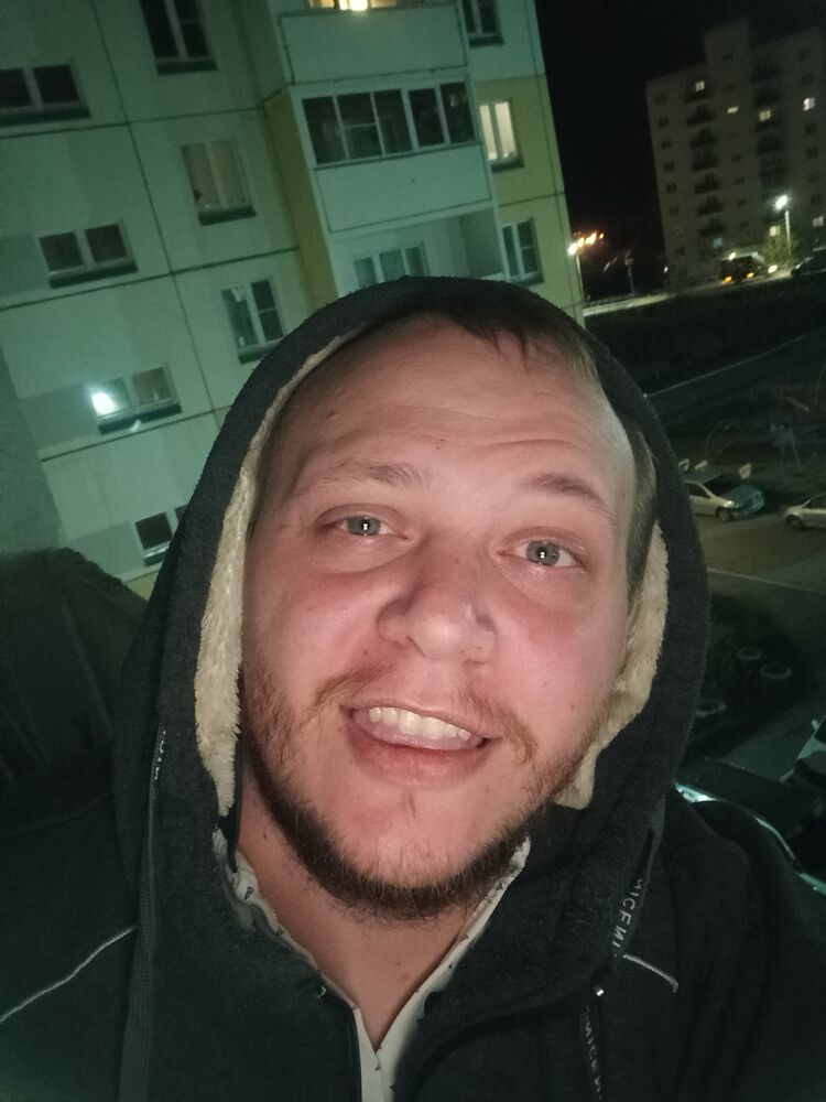  51245223  Lucker, 32 ,    