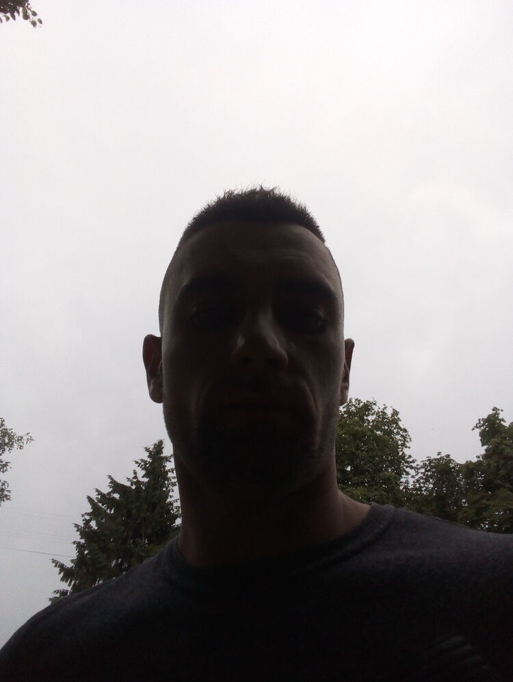  18145943  Maks, 38 ,    