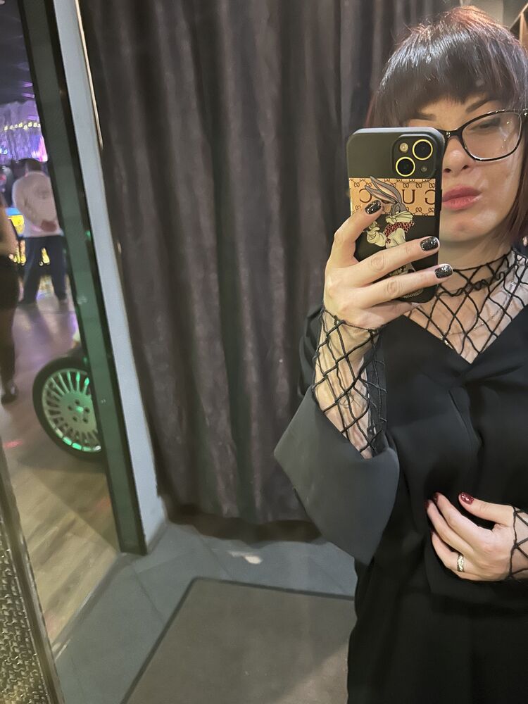  ,   Julia, 33 ,   