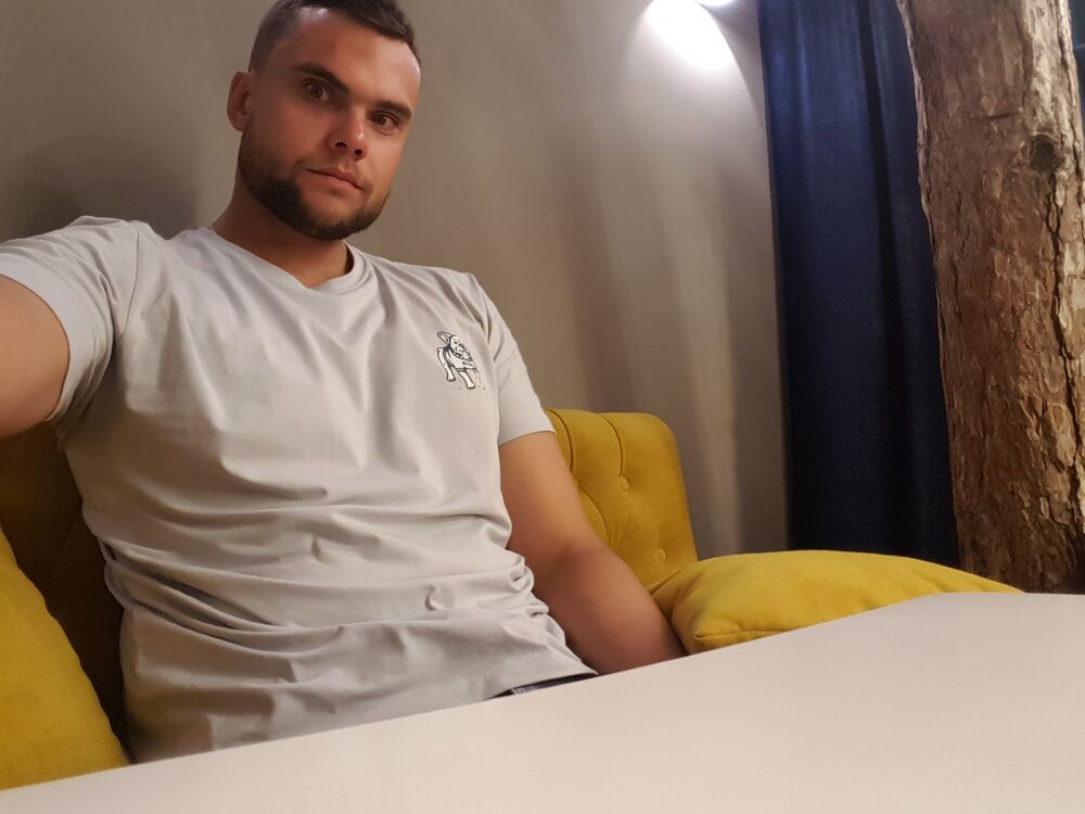  27040663  Toni, 33 ,    