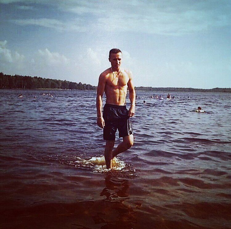  16094433  Vlad, 26 ,    