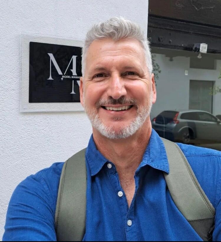  44283113  Brian, 54 ,    