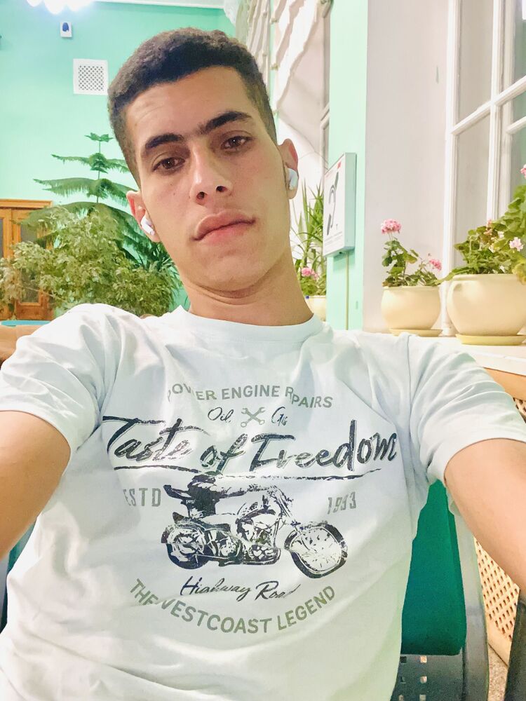  44613923  Mohamed, 21 ,    