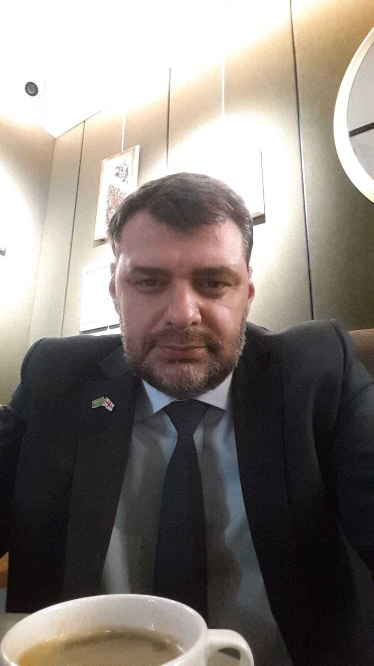  41928923  SANI, 46 ,    