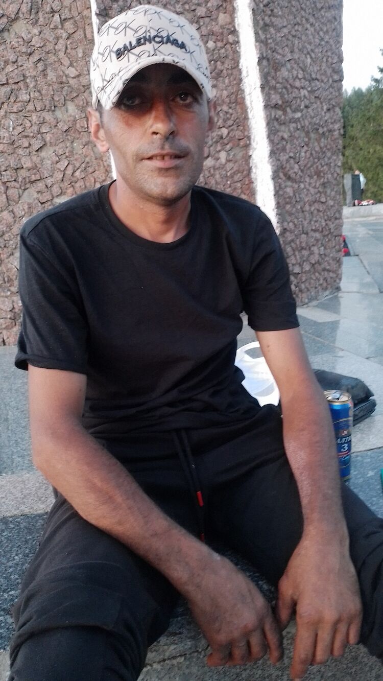  44839243  Hayk, 41 ,    