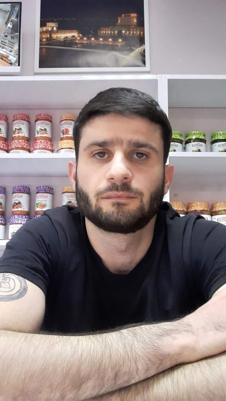  34473773  Arutyun, 32 ,    