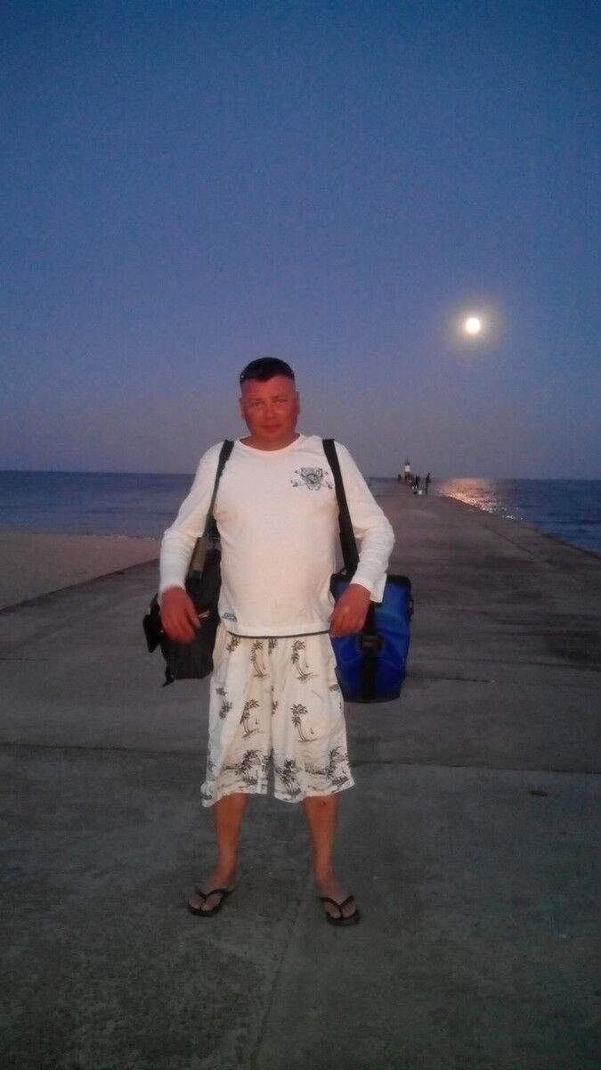  18725653  Viktor, 52 ,    