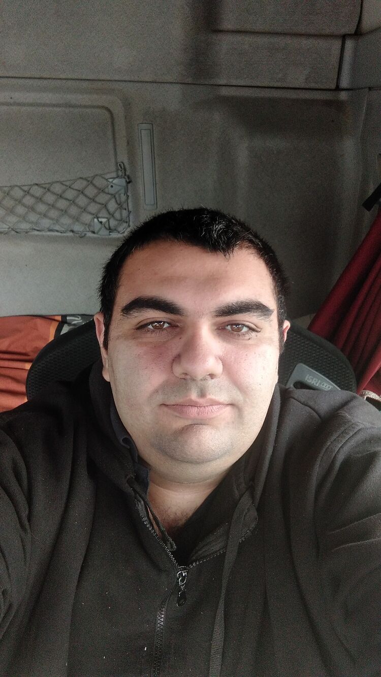  33880163  Mikheil, 31 ,    