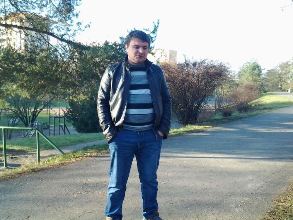  15747753  Artiom, 37 ,    