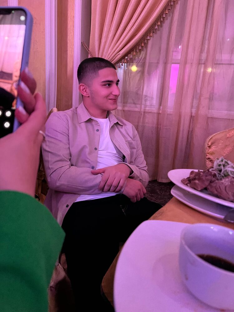  31525373  Artem, 20 ,    