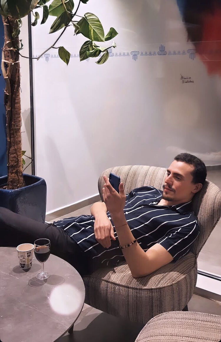  53805203  Adam, 32 ,    