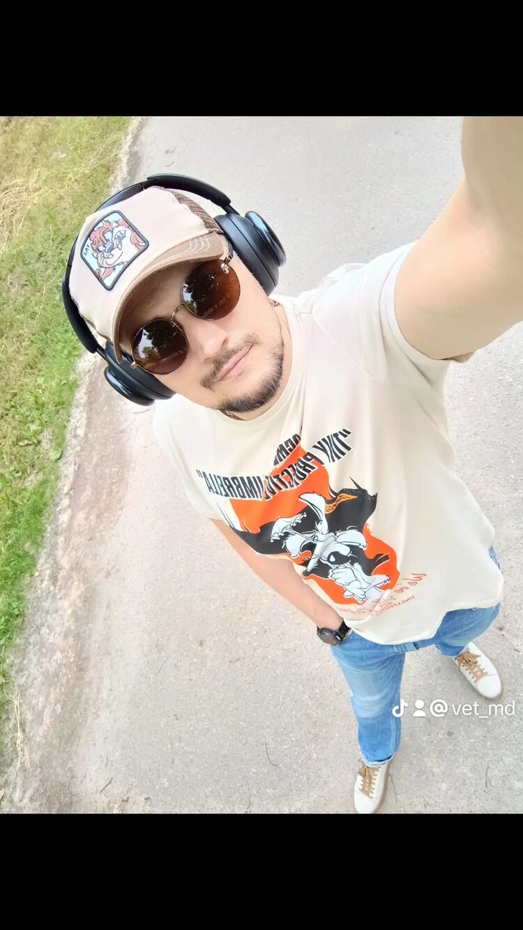  49606463  Vitalii, 47 ,    