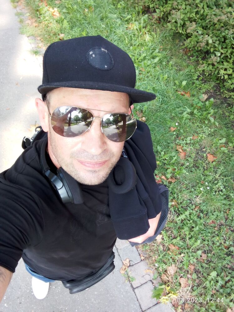  37694303  Aleks, 46 ,    
