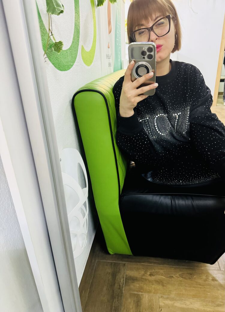  ,   Julia, 33 ,   