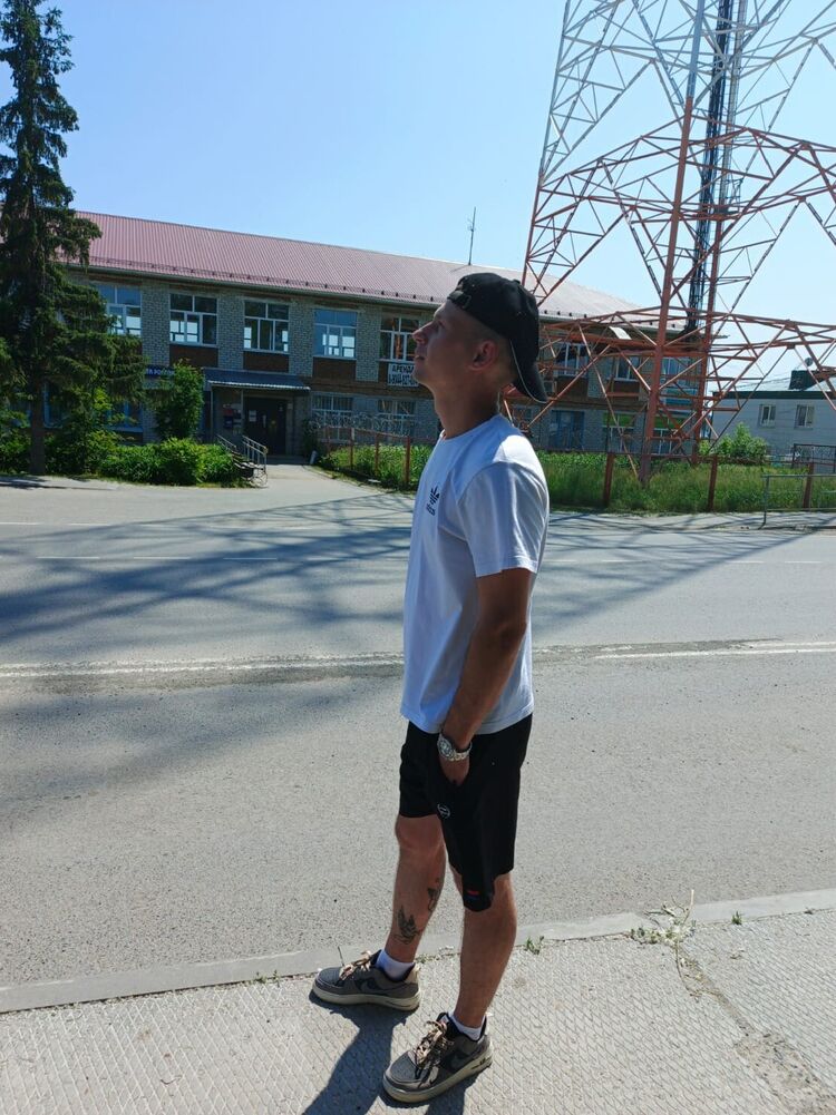  54165723  Denis, 24 ,    