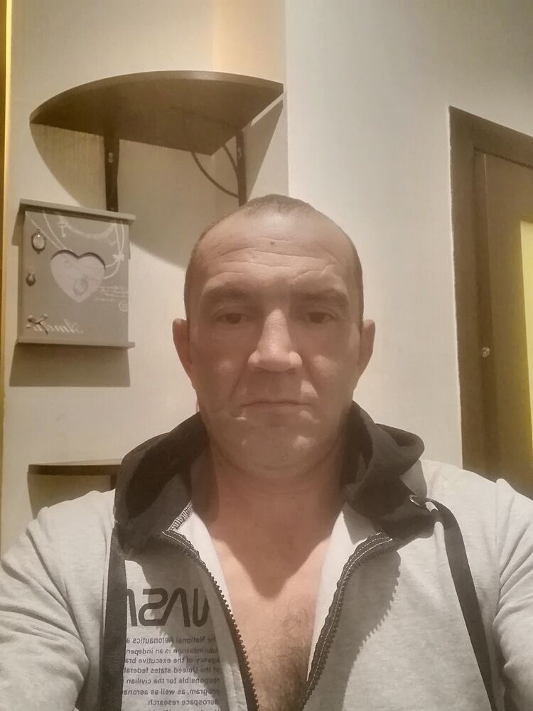  --,   Artiom, 44 ,   ,   