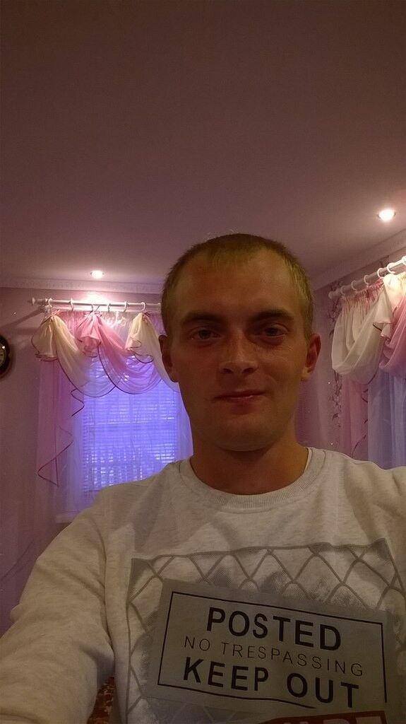  7047353  Viktor, 31 ,    