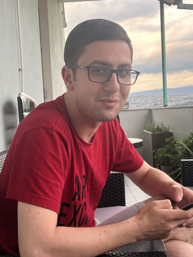  53081953  Elia, 48 ,    