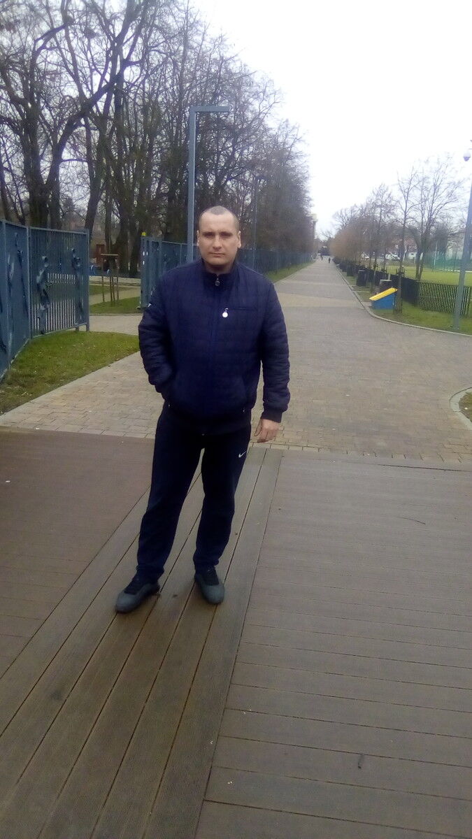  19380673  Viktor, 40 ,    
