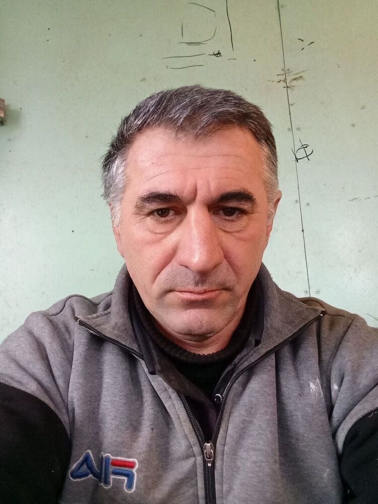  54298533  Amil, 49 ,    