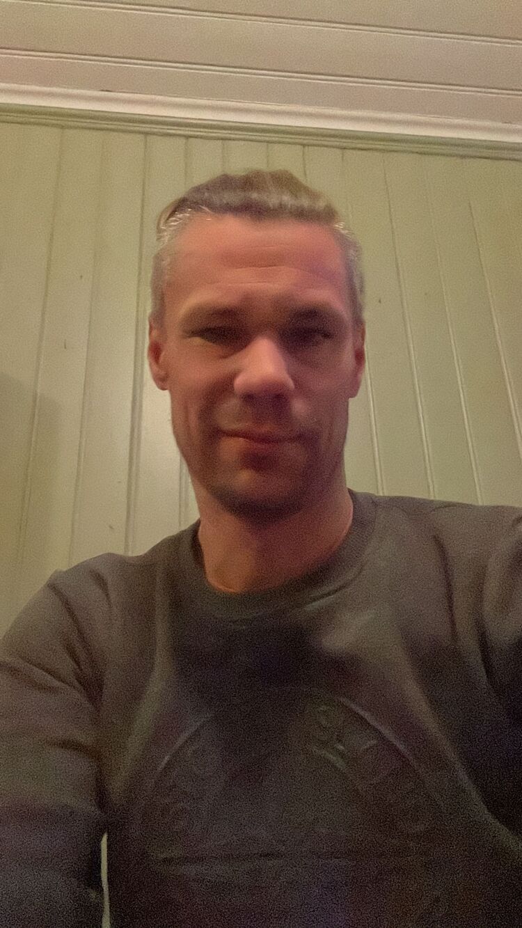  40415413  Andreas, 46 ,    