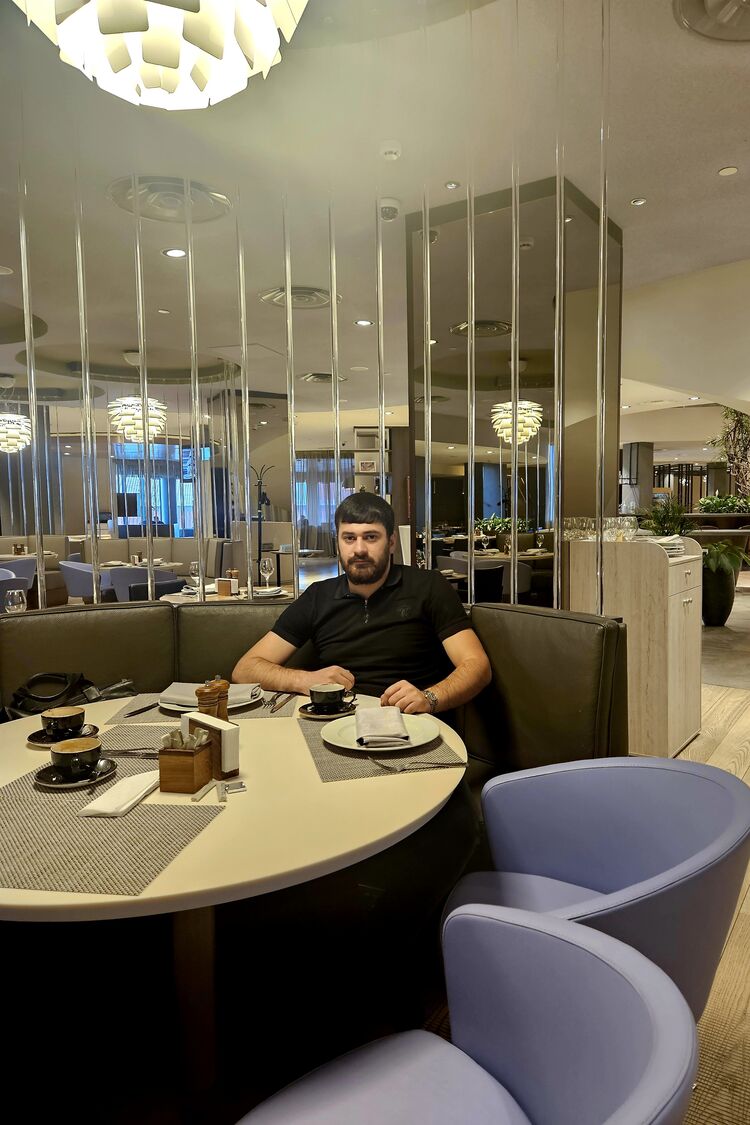  38532703  Narek, 30 ,    