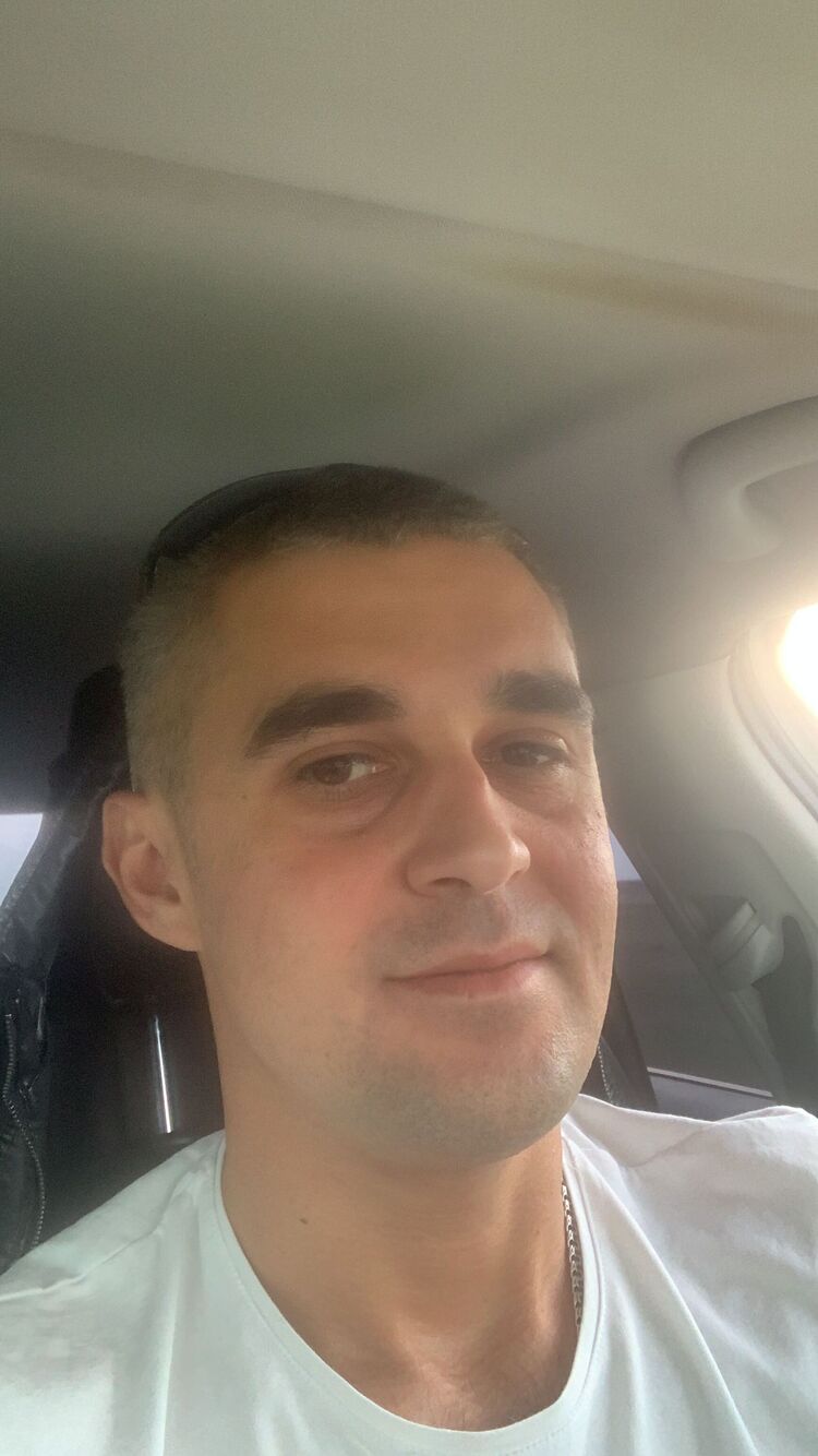  40678103  Roman, 41 ,    