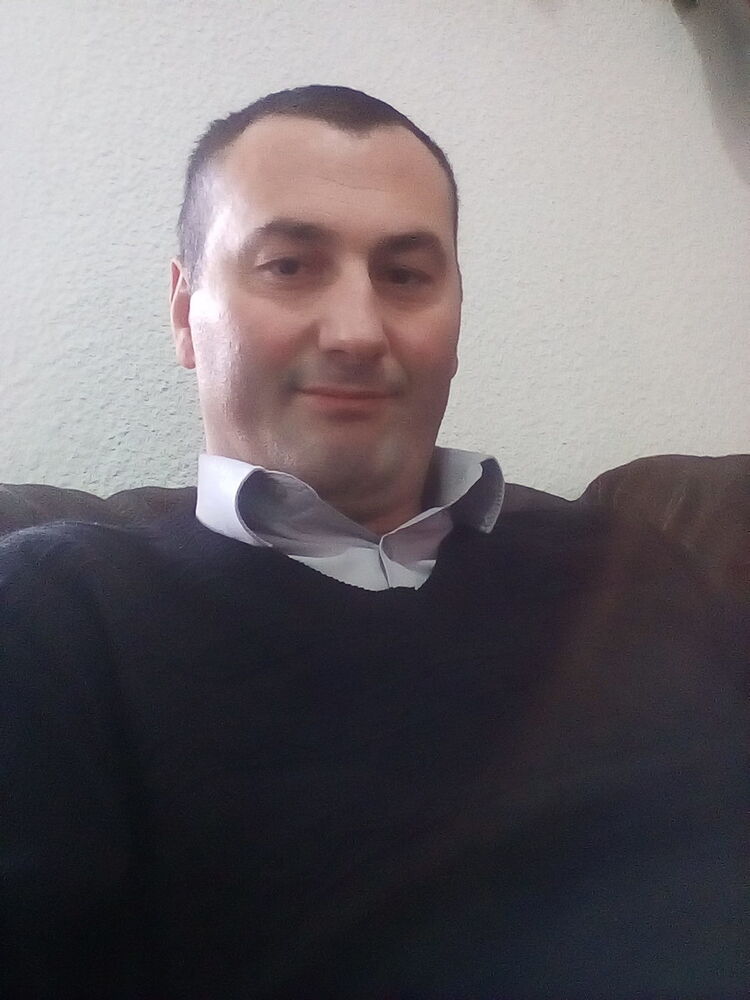  18864263  Daniel, 44 ,    