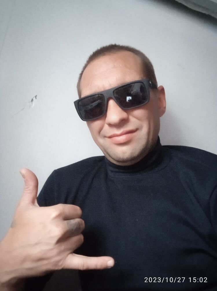  39261483  Ivan, 38 ,    