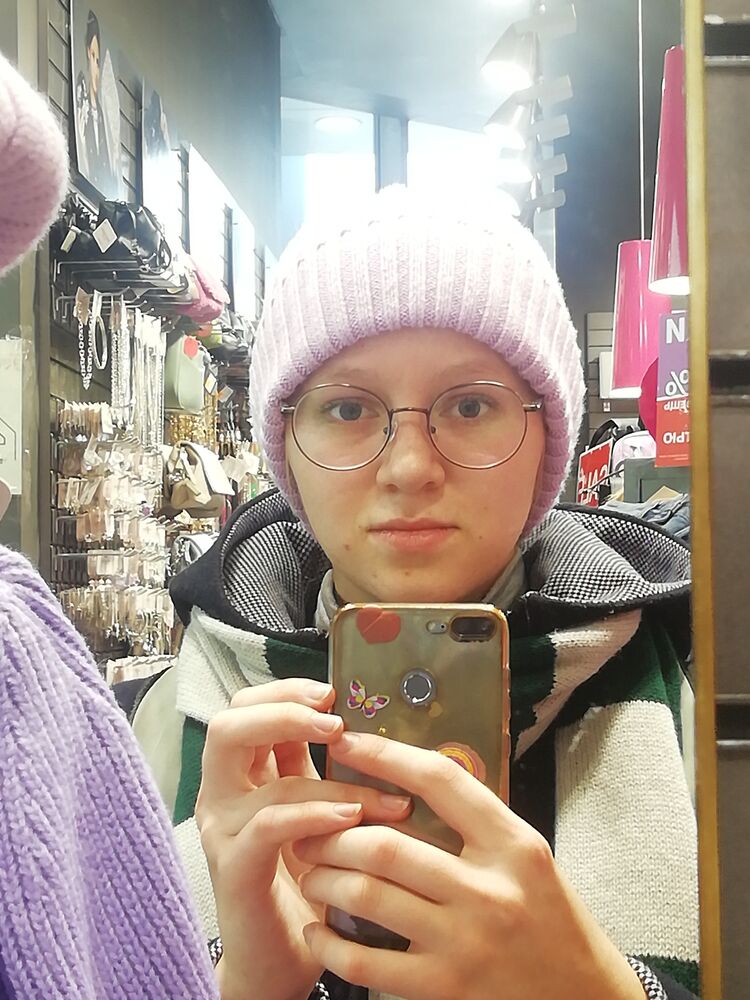  ,   Viktoria, 21 ,   