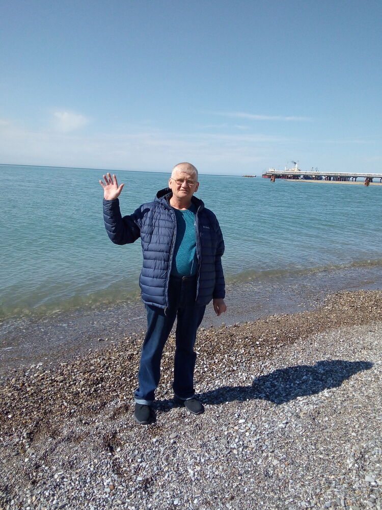  18258383  Petja, 64 ,    
