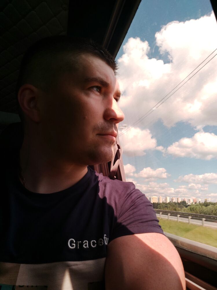  28144523  Maxim, 37 ,    