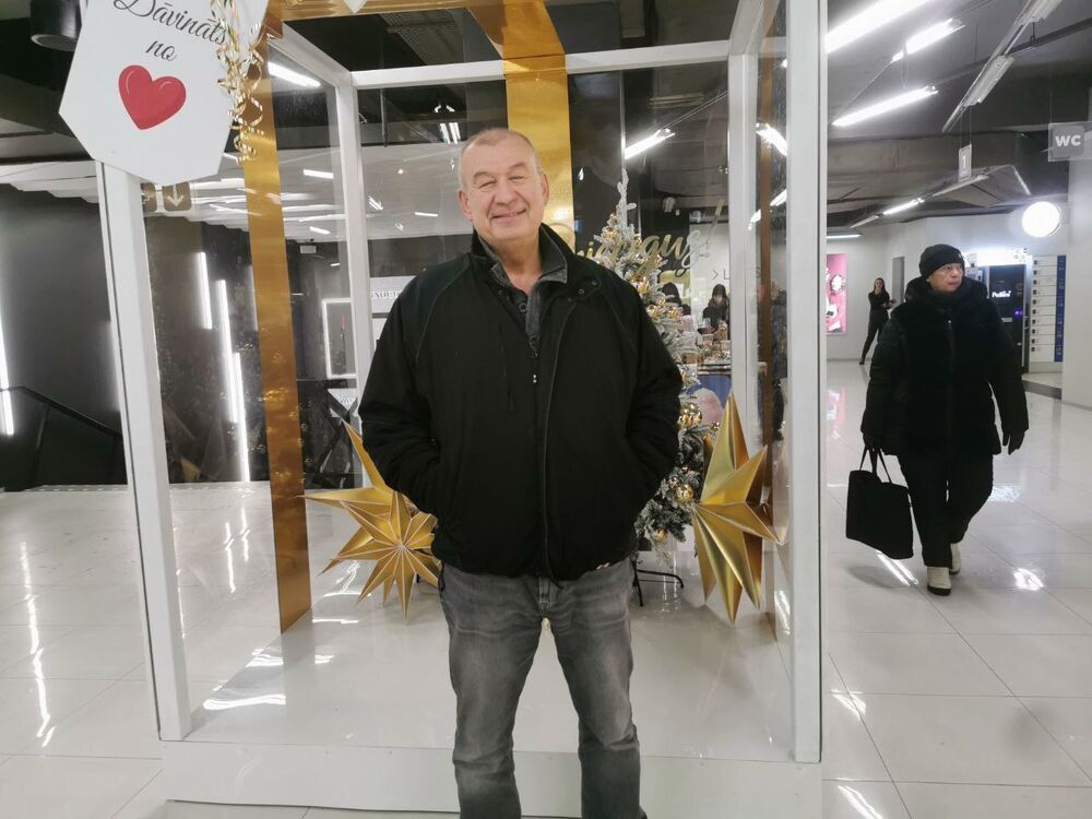  40093233  Vlad, 58 ,    