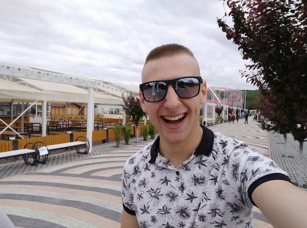  ,   Tomas, 25 ,  
