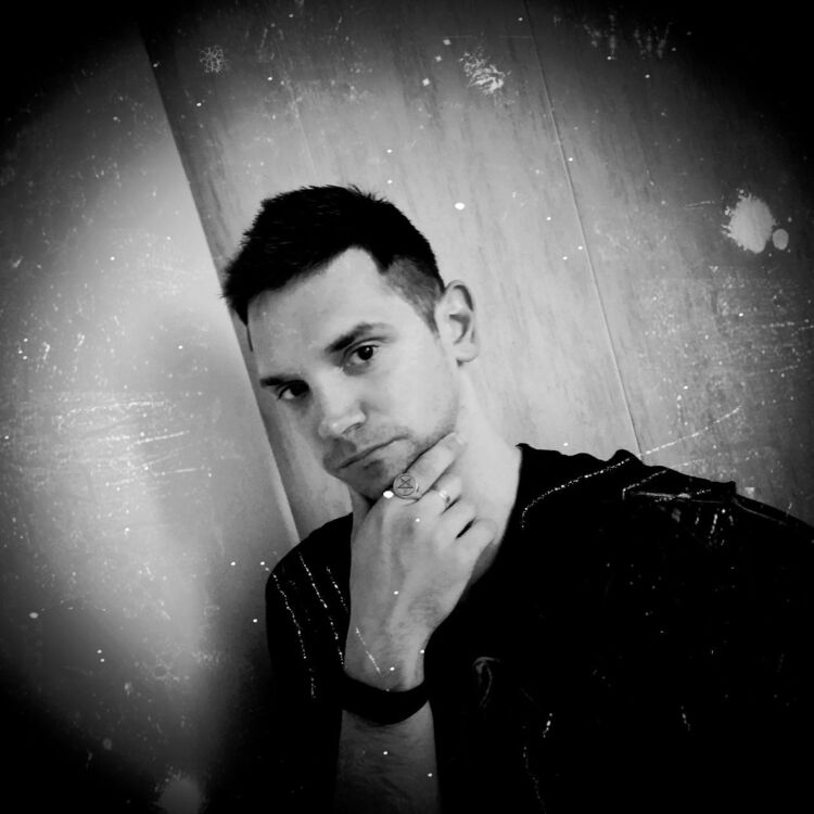  24042243  , 30 ,    -