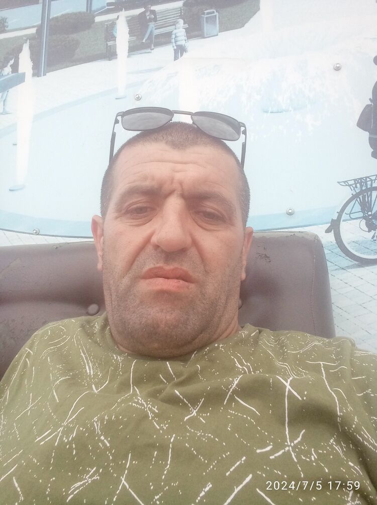 44411913  Artur, 46 ,    