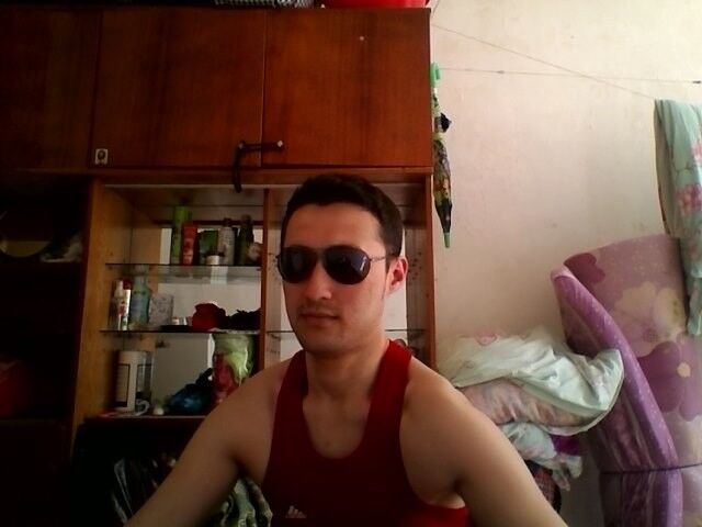  6779083  Artur, 33 ,    