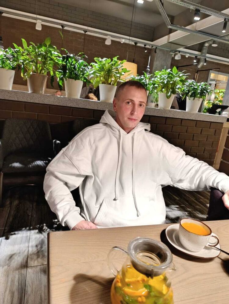  47770033  Viktor, 38 ,    